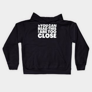 FUNNY SOCIAL DISTANCING T-SHIRT IF YOU CAN READ THIS, YOU ARE TOO CLOSE Kids Hoodie